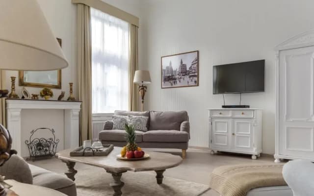 Chestnut & Eliza Suites - Superior Homes - photo 2