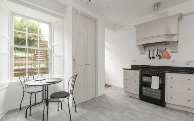 Classic Main Door Entry 2-bedroom New Town Apartment with Garden - photo 4