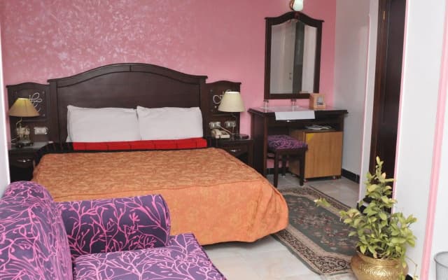 Happy City Hotel - photo 2