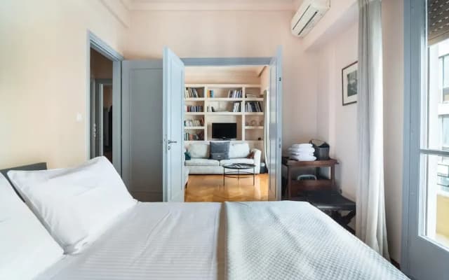 Neoclassical Athenian 2-bed Apt Balcony - photo 2