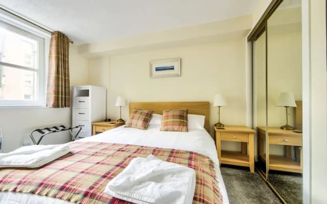 Charming Grassmarket Apartment with Castle View - photo 2