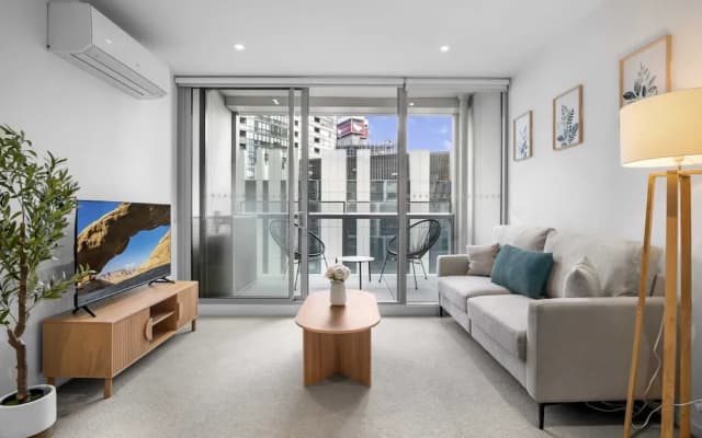 Marina-view 1-bed Apartment in Docklands - photo 3