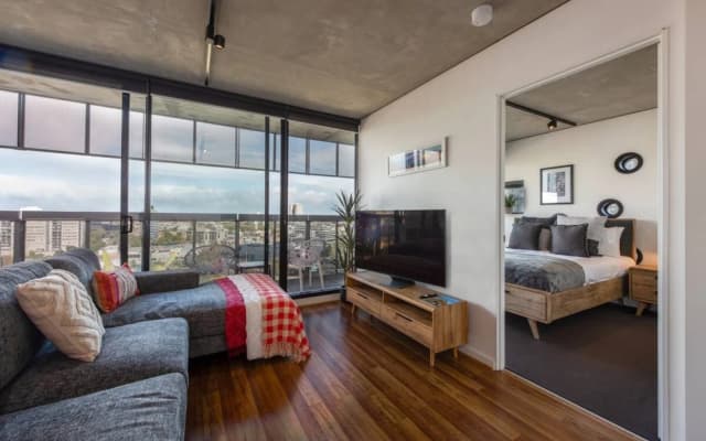 Stylish 2-bed Apt in Southbank With Parking - photo 2