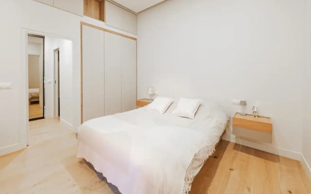 By Saint-sulpice Newly Refurbished 4 BR Apartment - photo 4