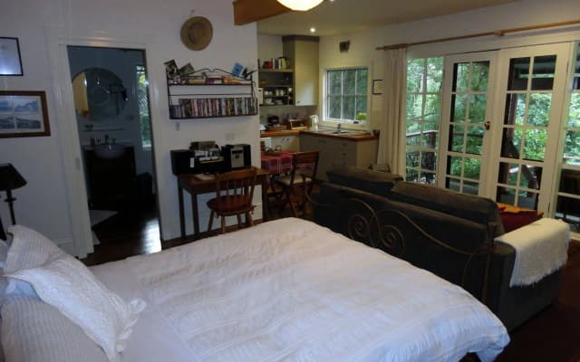 Stones Throw Cottage Bed & Breakfast - photo 3
