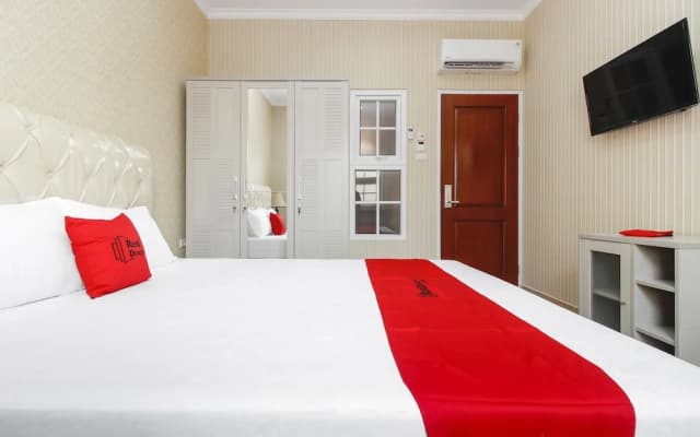 RedDoorz Plus @ Kwitang 2 - photo 2