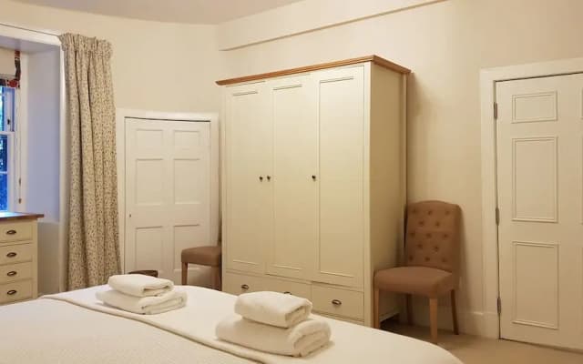 Authentic Central 3-Bedroom Apartment - photo 5