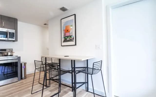 w Spacious Modern 3BR in Wynwood - photo 3