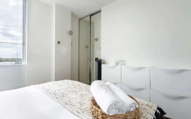 Stunning View 2-bed in Port Melbourne w/ Parking - photo 3