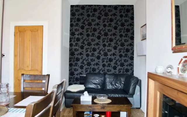 Beautiful 2 Bedroom Flat in Leith - photo 3