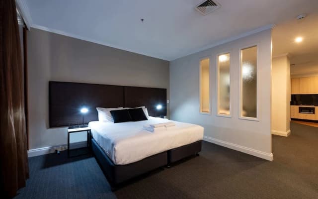 Chic 1-bedroom Apartment in Melbourne CBD - photo 2
