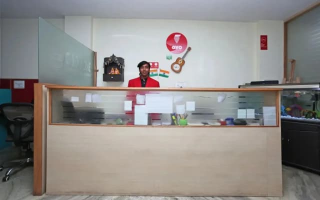OYO 4930 Stay EM Residency - photo 2
