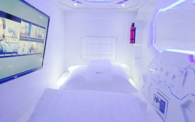 Met A Space Pod At Asoke - photo 5