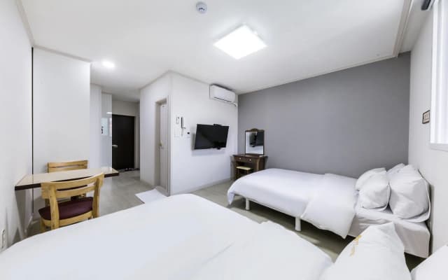 JS Hotel - photo 2