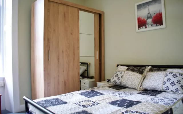Welcoming 2 Bedroom Flat Near Fountainbridge - photo 3