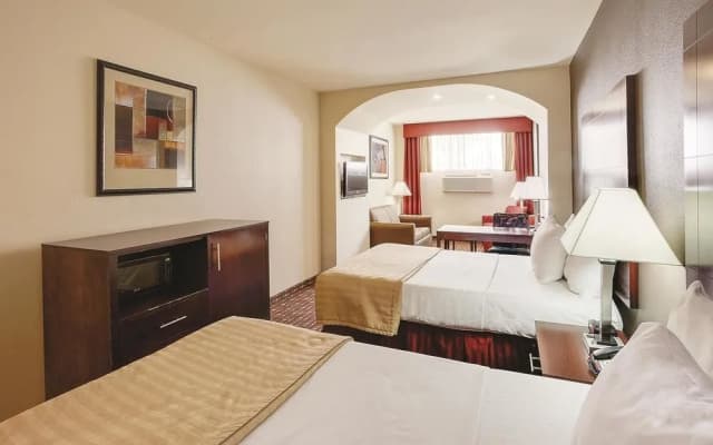La Quinta Inn & Suites JFK Airport - photo 3