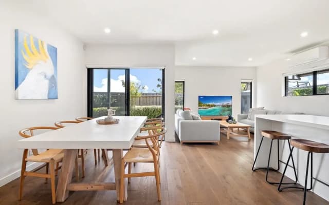 Bright 2-bed Glenroy Home With Courtyard - photo 5