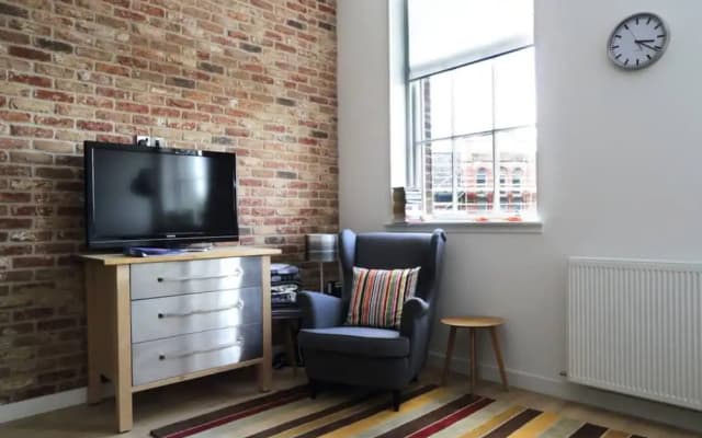 Spacious 2 Bedroom Loft In Converted School - photo 3