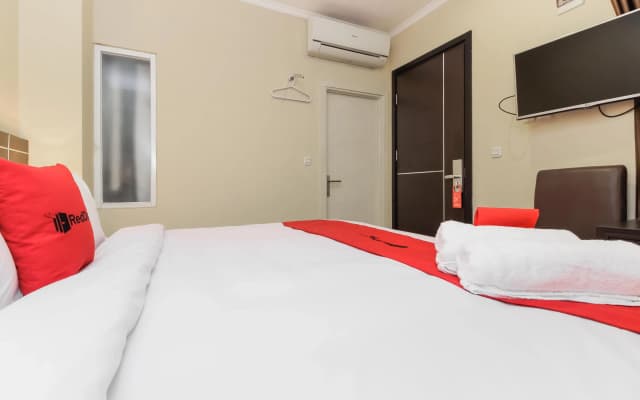 RedDoorz Plus @ Thamrin - photo 5