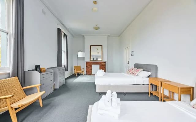 College Lawn Hotel - Hostel - photo 4