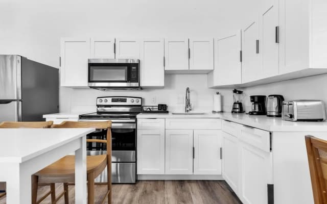 Stylish & Modern 4BD Home - photo 4