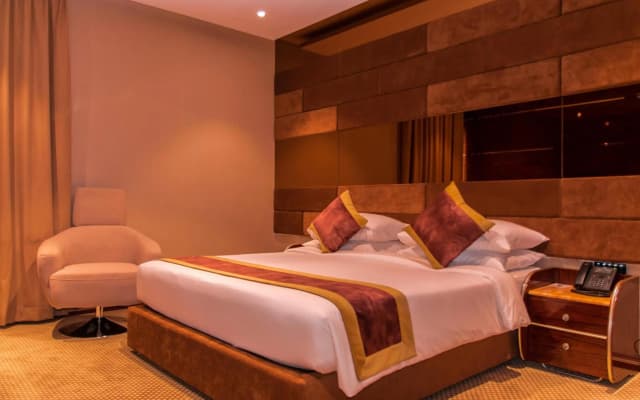 City Park Hotel Apartments - photo 3