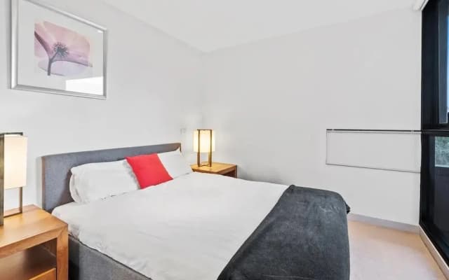 Central 1-bed Apartment With Secure Parking - photo 3