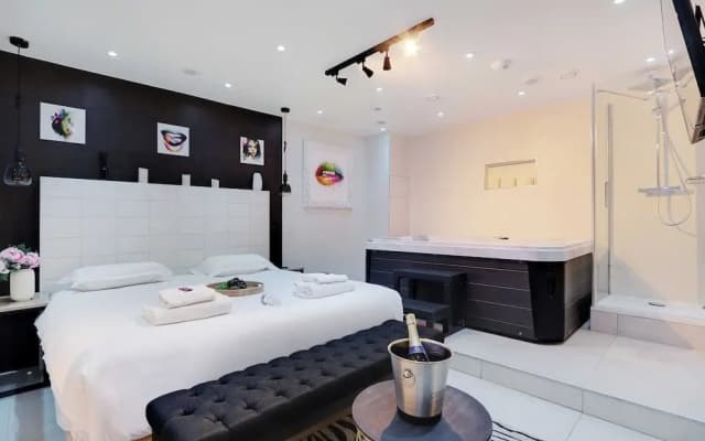 Intimate Flat w/ A/C & Jacuzzi - 2br/6p Montmartre - photo 2