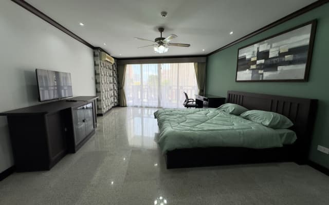 Spacious 2BR Condo - 3 Balconies & Green Views - photo 2