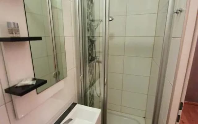 Vibrant Red Apartment I contactless Check-In - photo 5