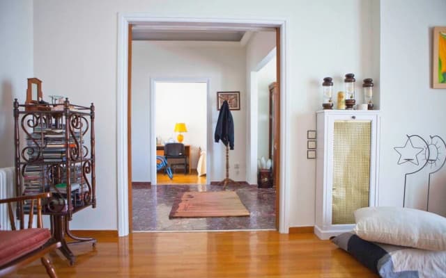 Warm & Homely Ambience in Spacious Apartment - photo 4