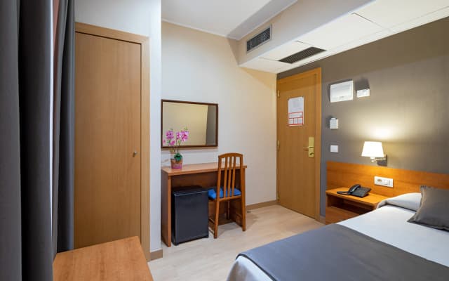 Hotel Catalunya - photo 4