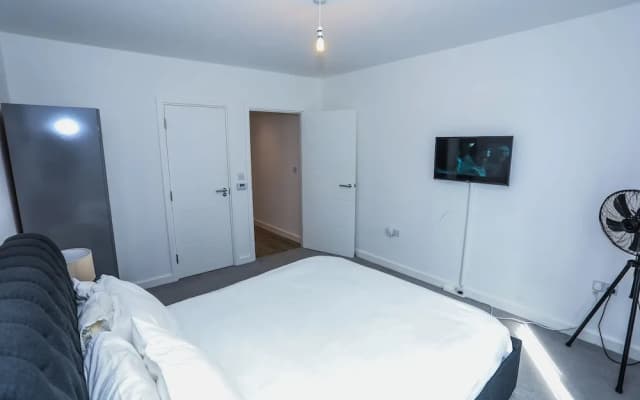 Exquisite One Bed Apartment - photo 2