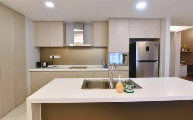 Pet Friendly, 3BR Apt KL, Bathtub & Parking - photo 5