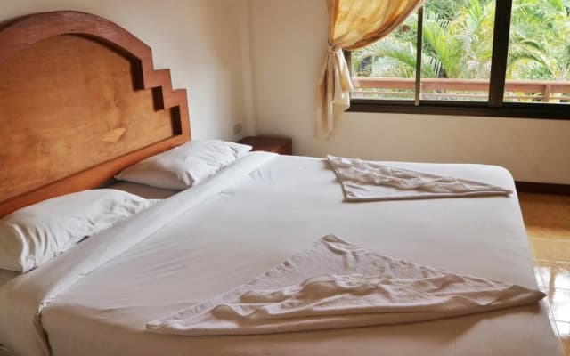 Baan Srinimit House & Apartment - photo 4