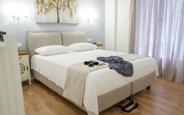 Elegant 2BD Apartment - photo 2