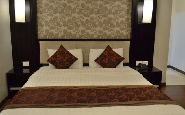 Luxury Hotel - photo 4