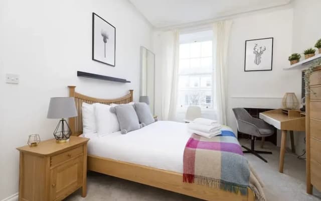 Bright and Modern Flat with desk - photo 3