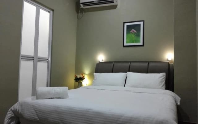 Hotel By The Park - photo 3