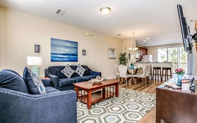 Spacious Vista Cay Townhome Newly Furnished! - photo 2