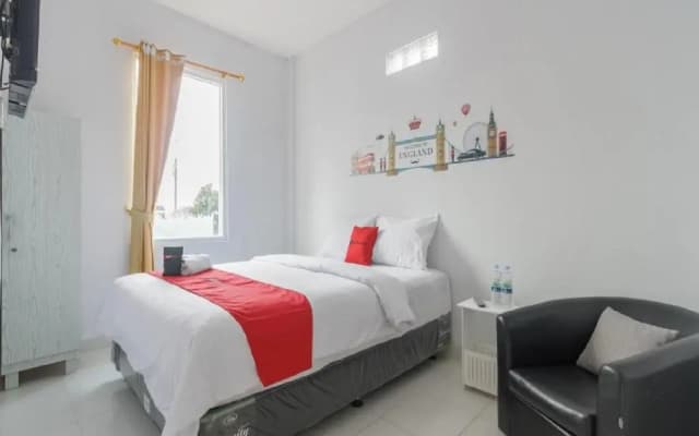 RedDoorz Plus near Taman Rasuna Menteng - photo 2