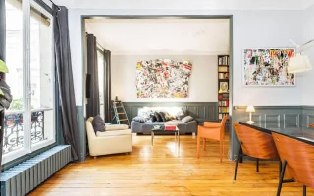 Large & Bright Apartment, Central Paris, Montmartre-Opéra, Picturesque Rue des Martyrs - photo 2
