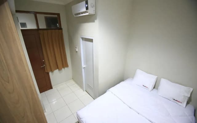 RedDoorz @ Karet Pedurenan 2 - photo 4
