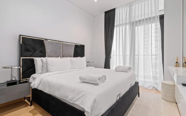 Elegant Apartment Amidst Vibrant Area with Balcony - photo 2