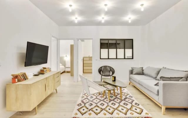 Central & Stylish Renovated Parisian Apt / 6-8 Guests - photo 2