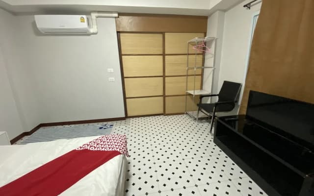 OYO 75396 Look Shine Apartment - photo 3