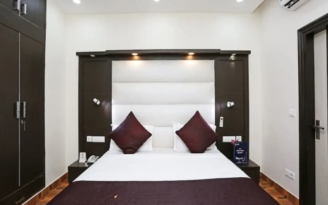 OYO 14389 Diplomat Suites - photo 3