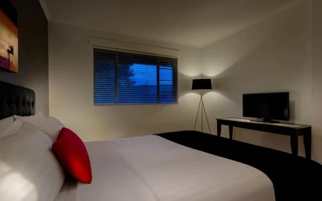 Crest on Barkly Serviced Apartments - photo 4