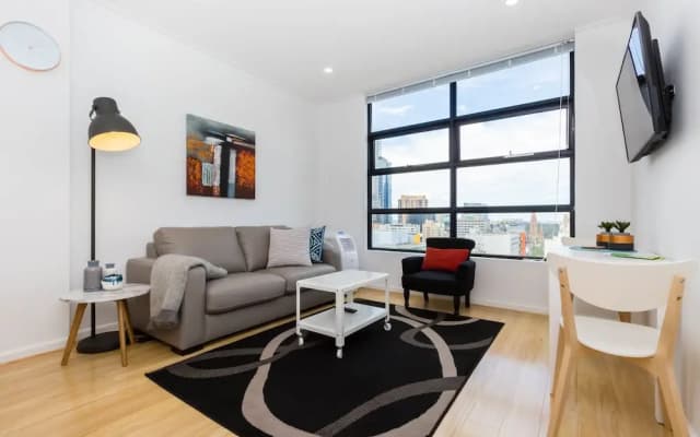 ROLAND, 1BDR Melbourne Apartment - photo 3