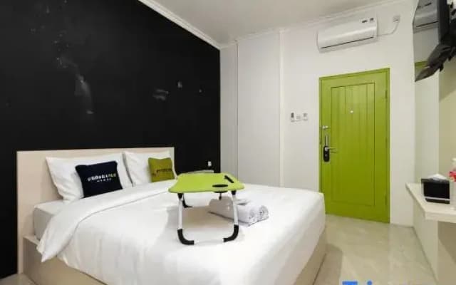 Urbanview Hotel Bizhome Artha Gading Boulevard by RedDoorz - photo 4